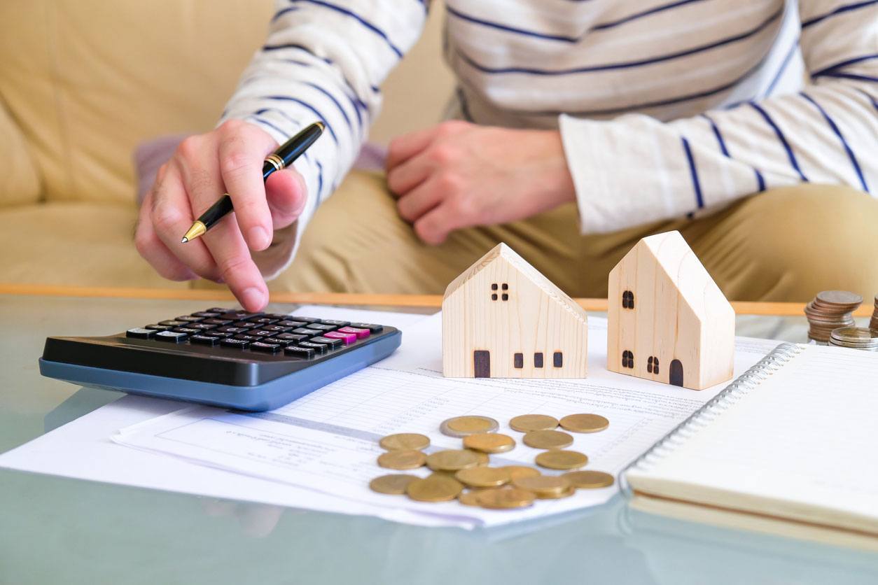 Persona que decide comprar una casa por primera vez