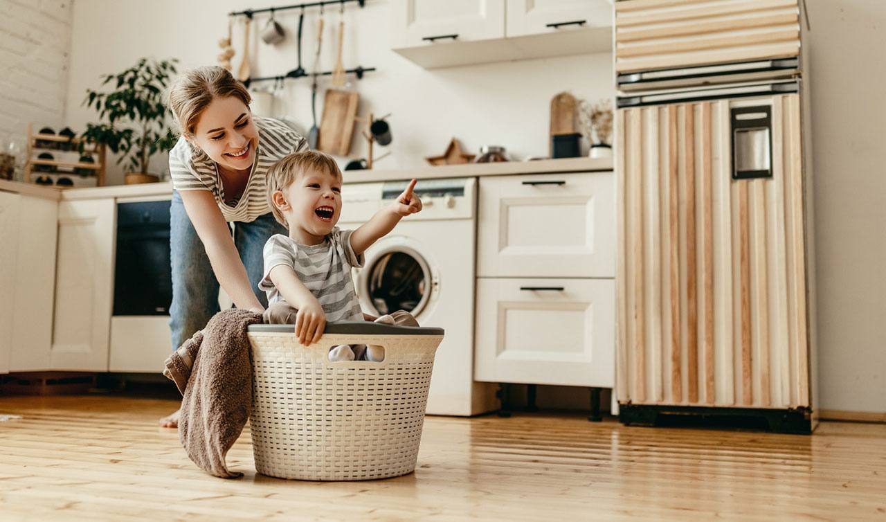 Madre e hijo jugando en la cocina