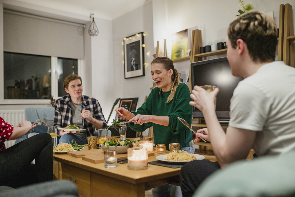 Personas cenando en su espacio coliving