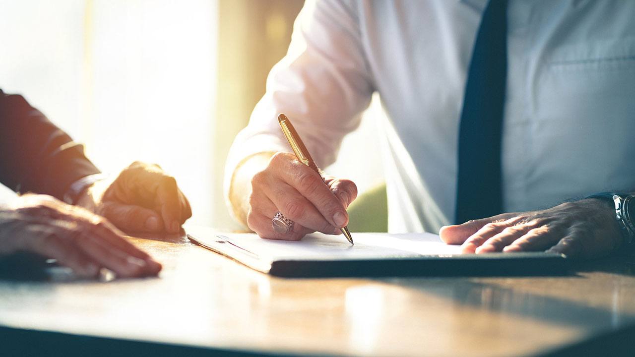 Firma de un contrato de subarrendamiento