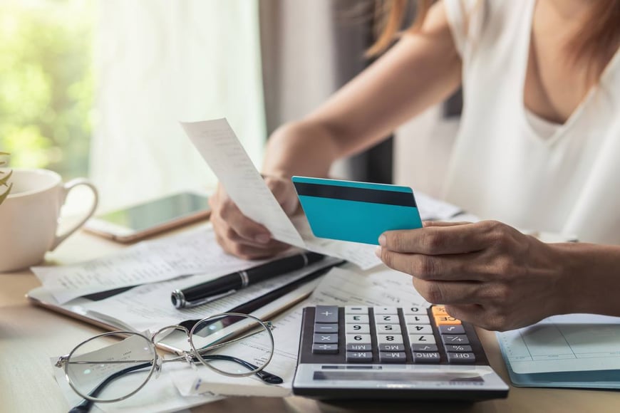 Persona calculando el pago de una deuda