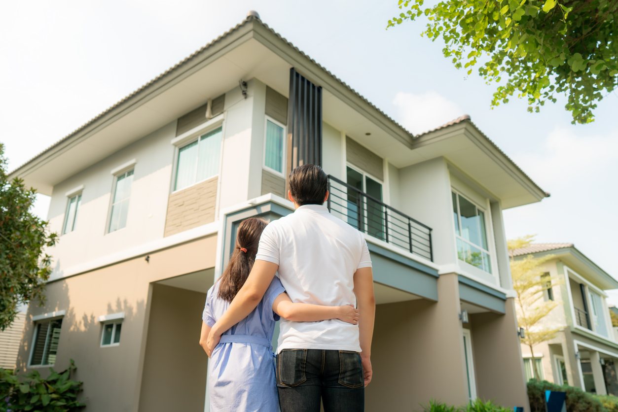 Pareja feliz recibiendo su casa nueva