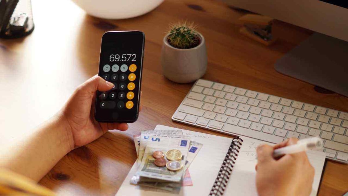 Persona utilizando una calculadora