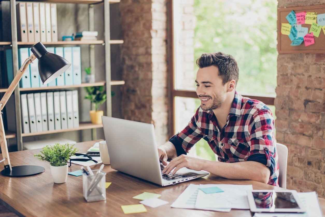 Agente inmobiliario utilizando un CRM inmobiliario