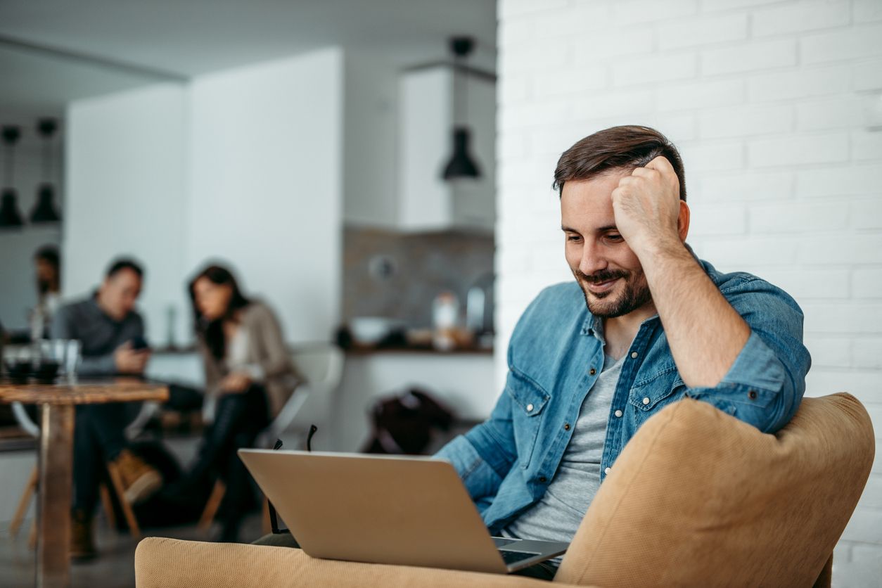 Hombre viviendo en coliving