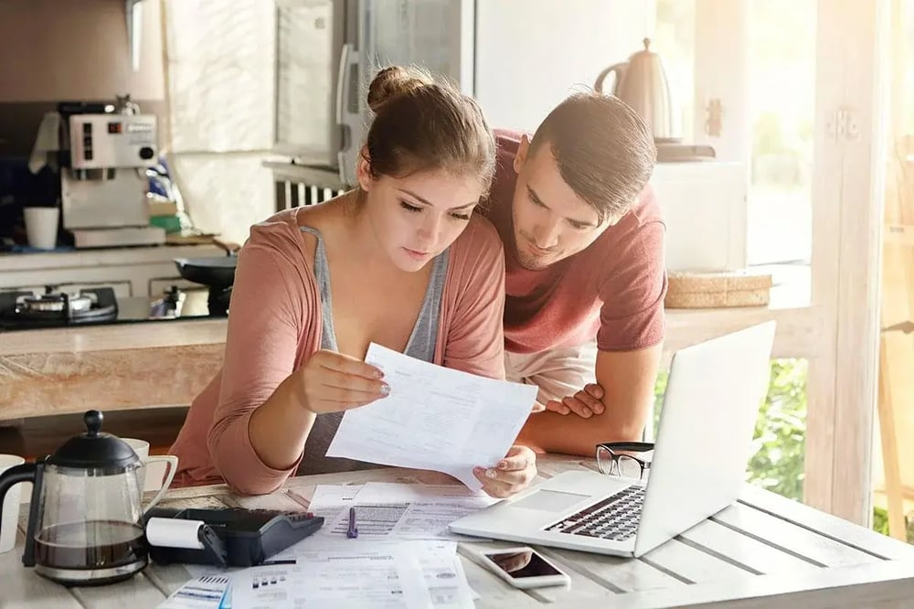 Persona evitando un fraude inmobiliario