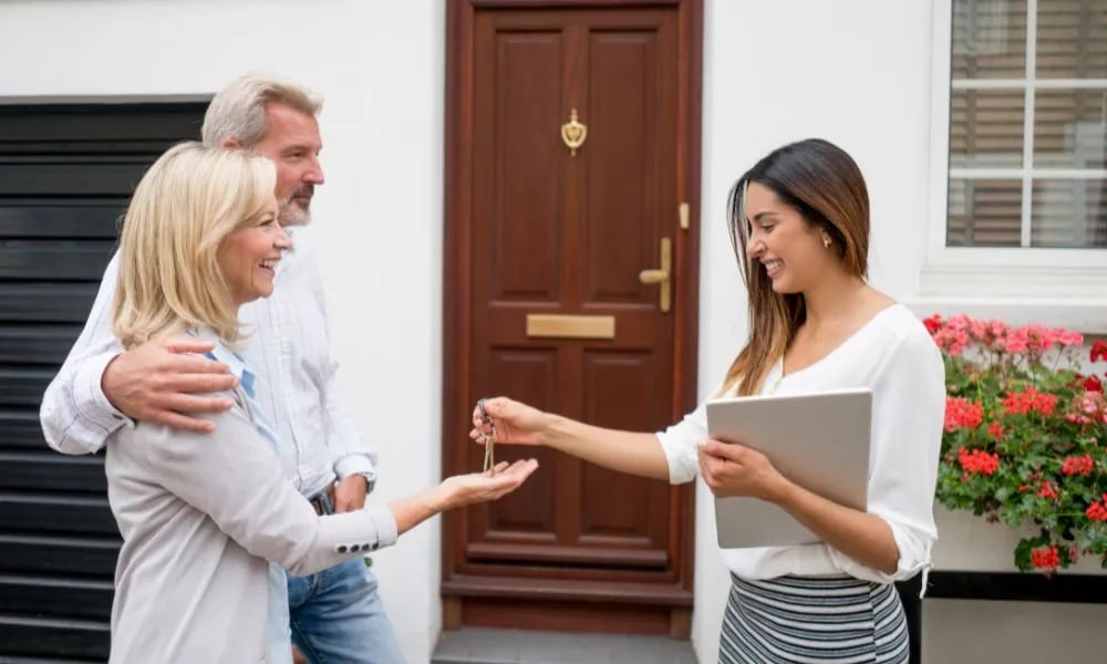 Entrega de llaves de una casa nueva