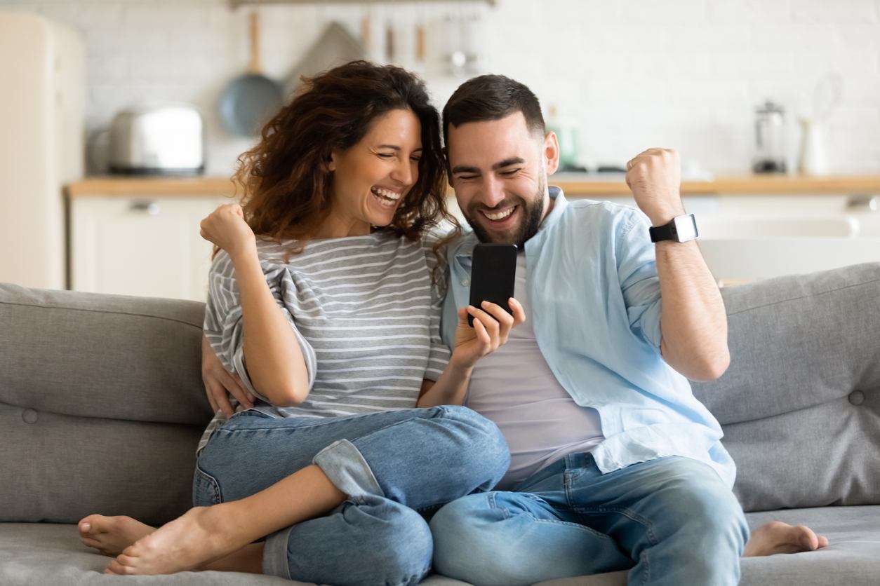 Personas revisando su celular para obtener descuentos