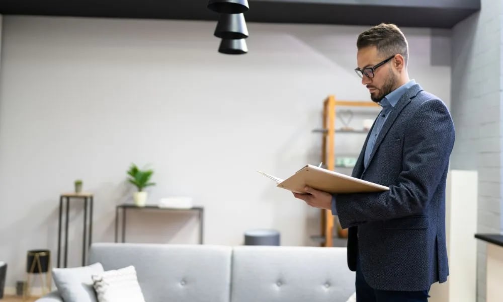 Asesor inmobiliario en una casa