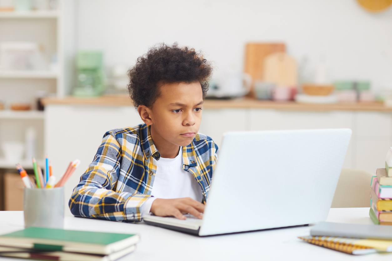 Niño estudiando en un escritorio