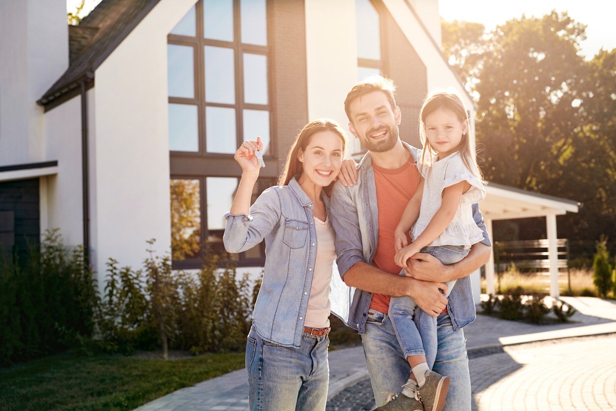 Familia feliz en su nuevo hogar