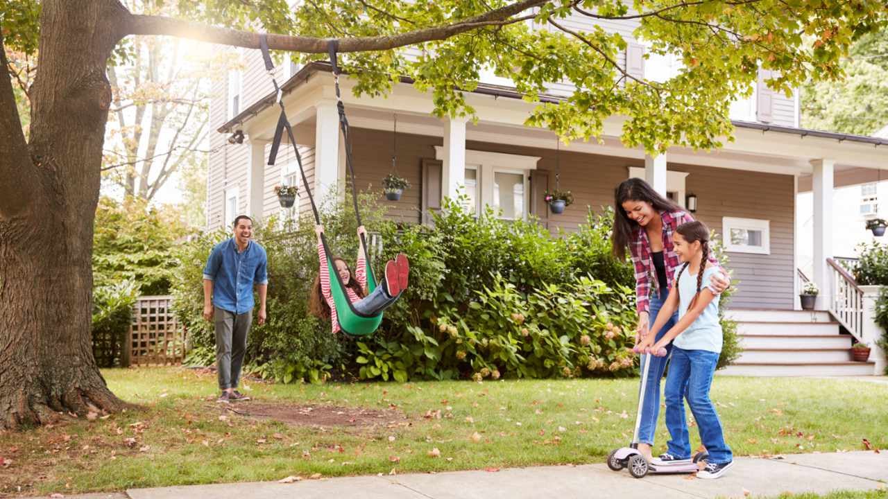 Familia feliz en su nueva casa