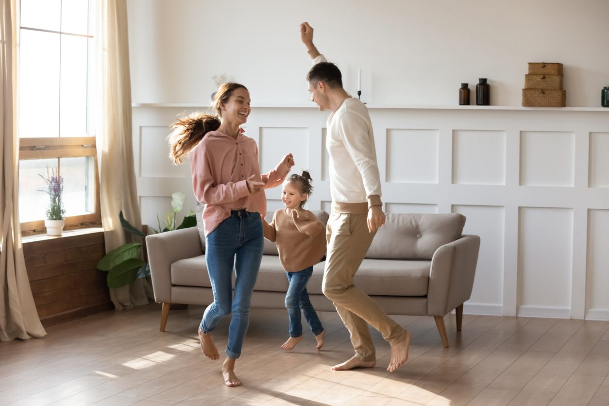 Familia feliz en su nuevo inmueble