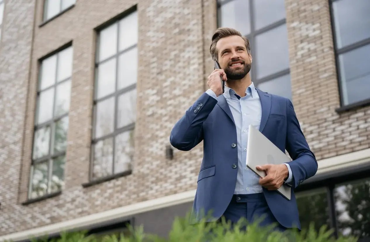 Agente inmobiliario realizando una llamada