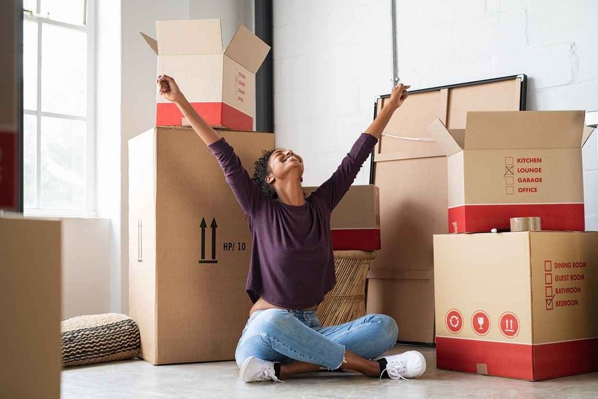 Mujer feliz en su nuevo hogar