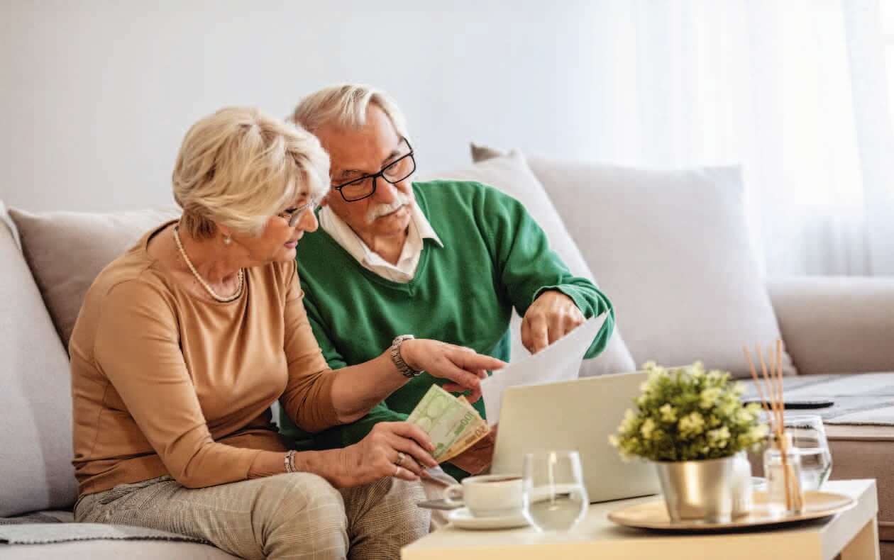 Personas revisando los impuestos