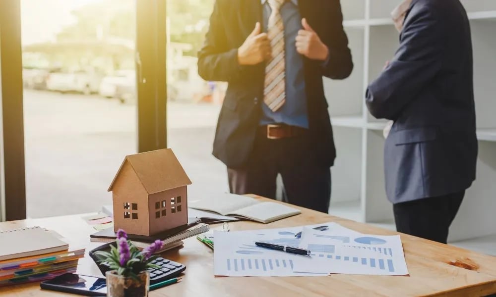 Agentes inmobiliarios vendiendo una casa