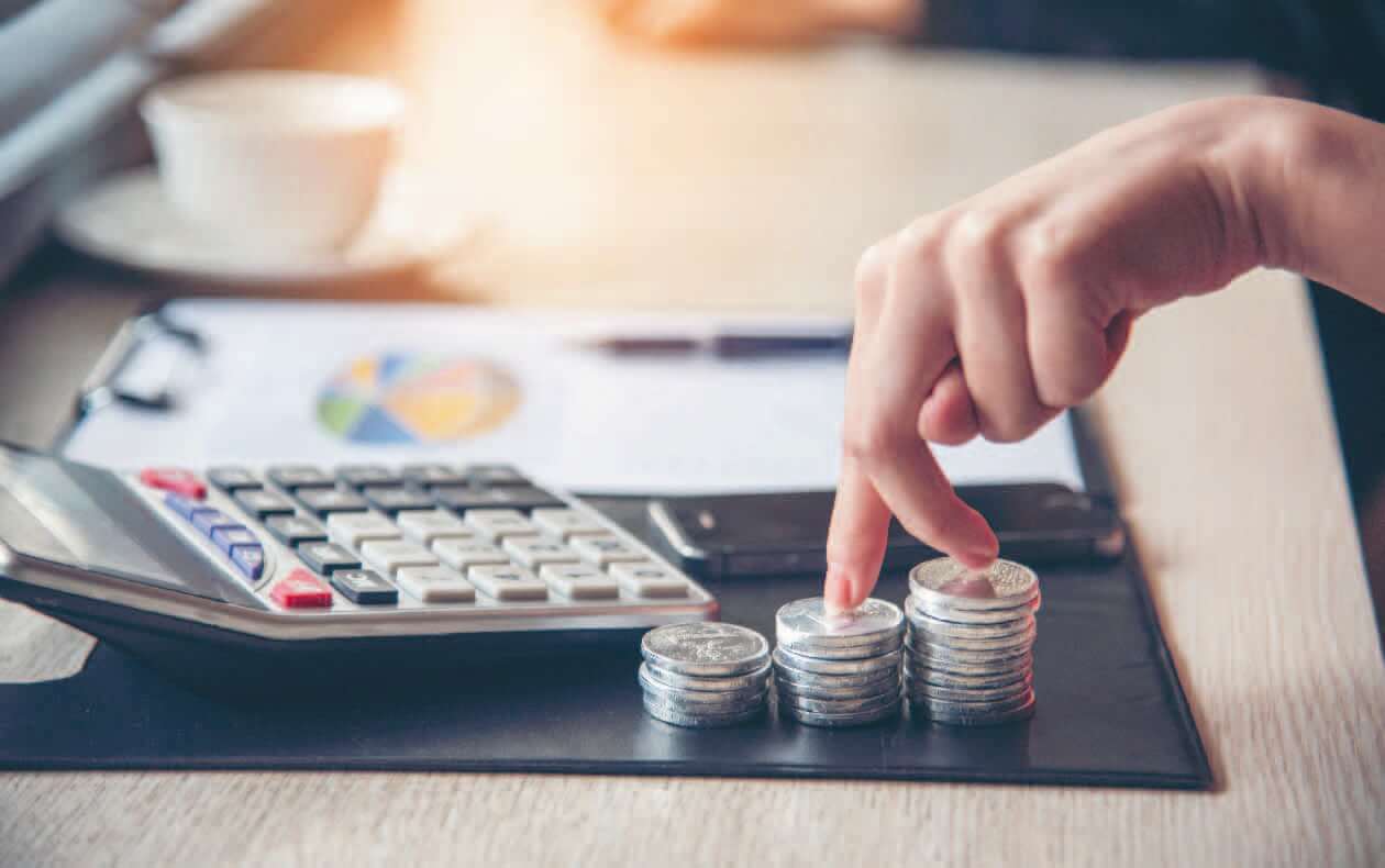 Monedas sobre una mesa