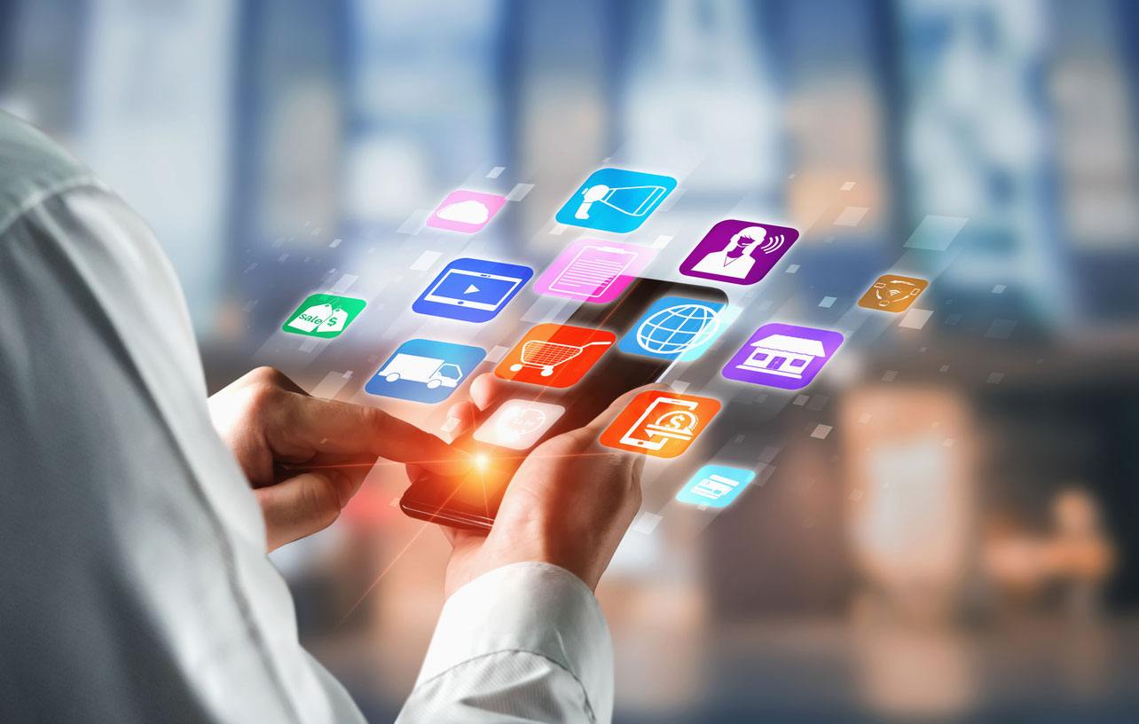 Persona utilizando redes sociales