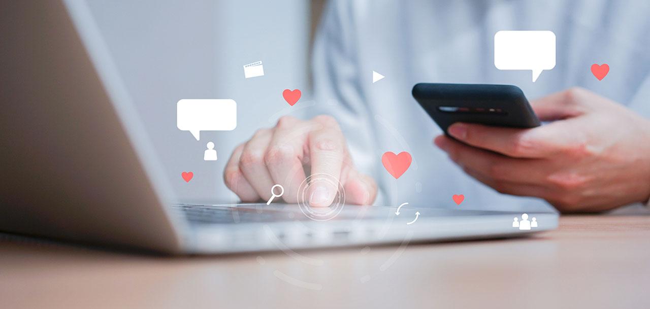 Persona usando redes sociales desde la computadora