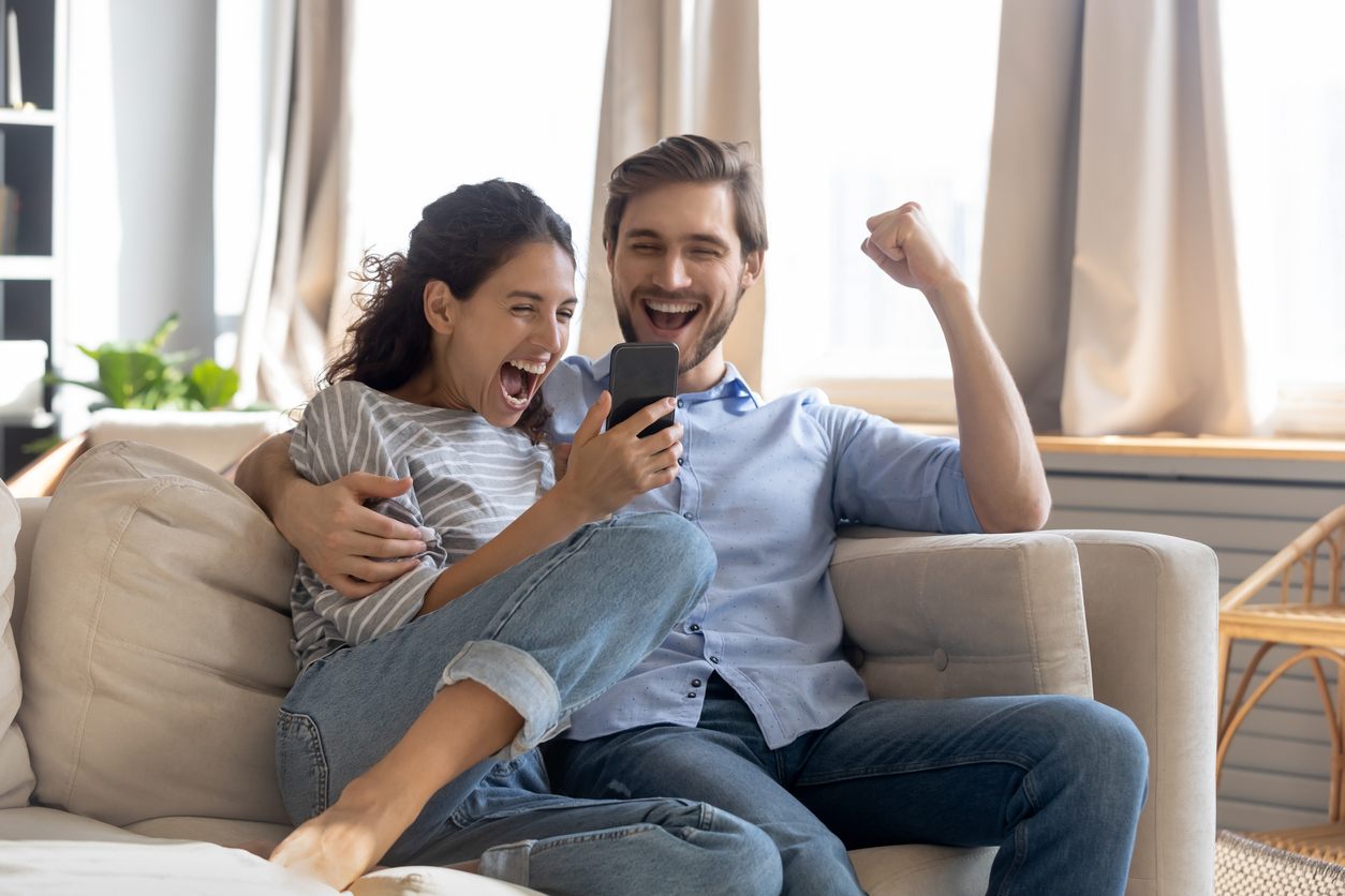 Pareja celebrando la compra de una casa
