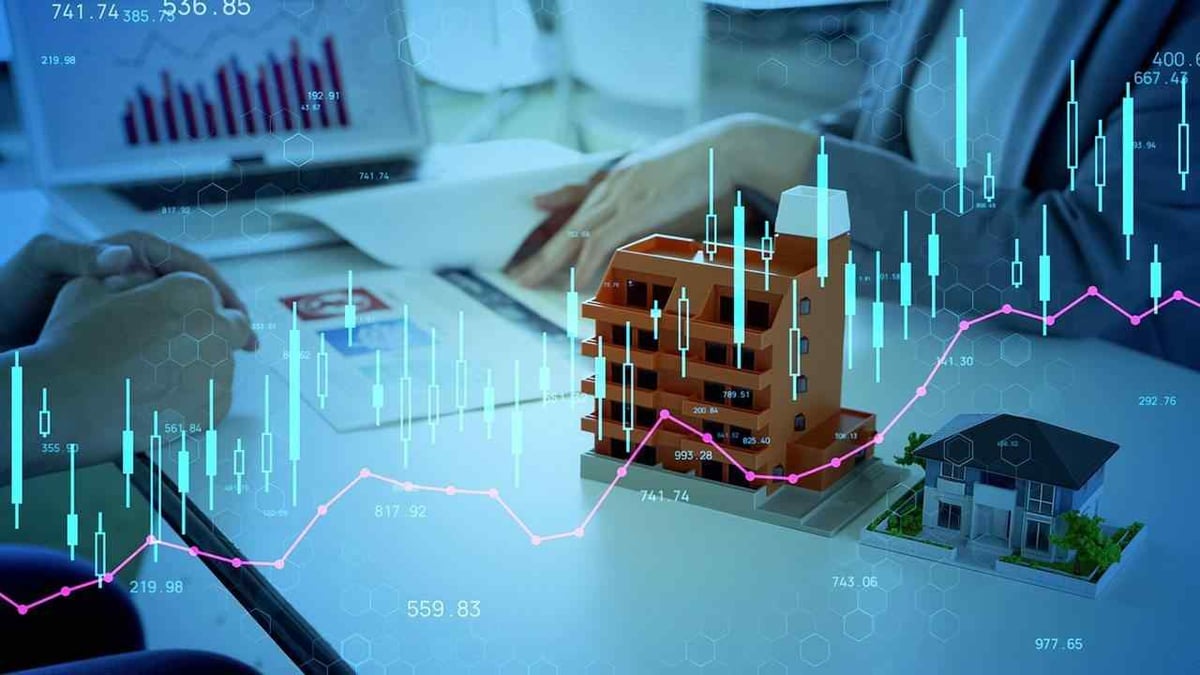 Agente inmobiliario vendiendo un inmueble