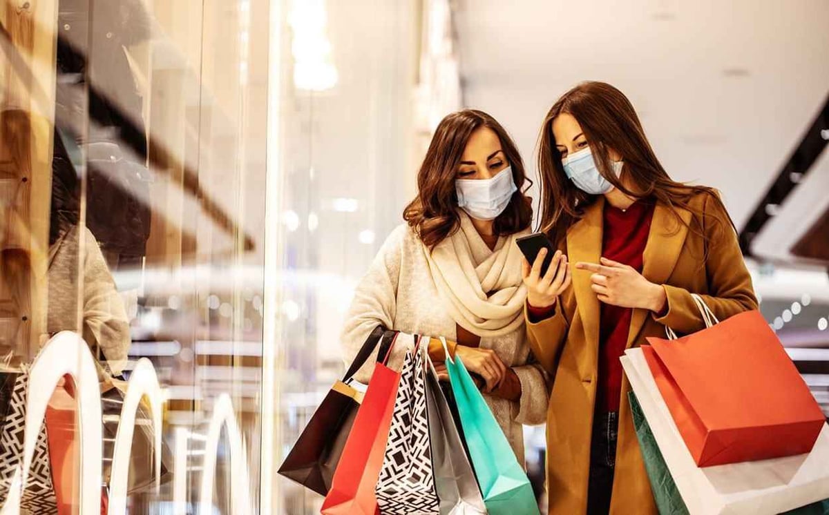 Mujeres comprando en un centro comercial