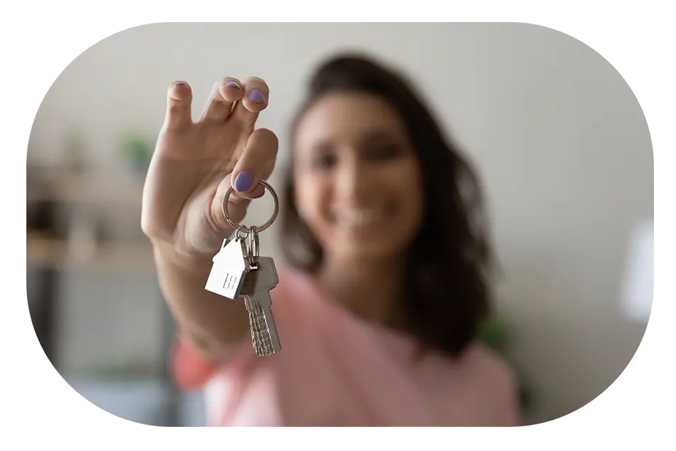 Persona sosteniendo llaves de sus propiedades en venta