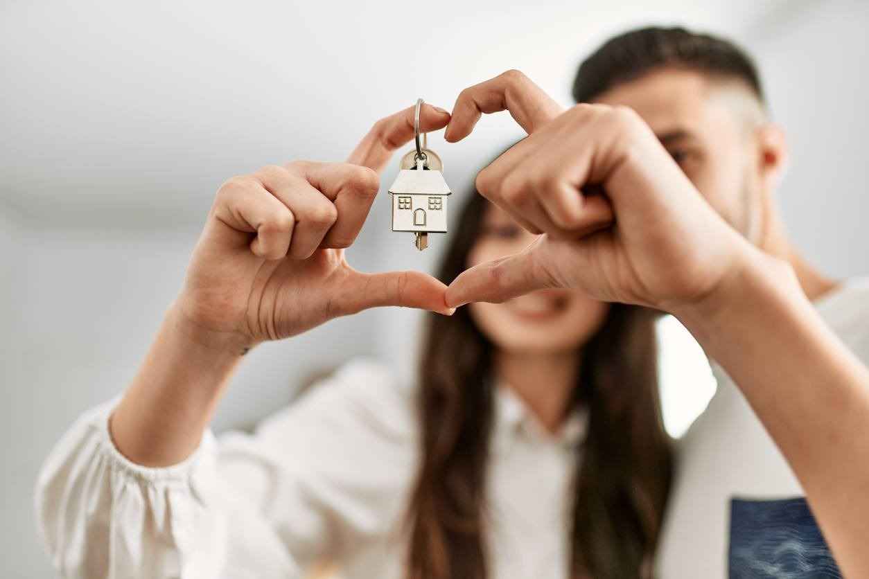 Pareja con las llaves de una casa