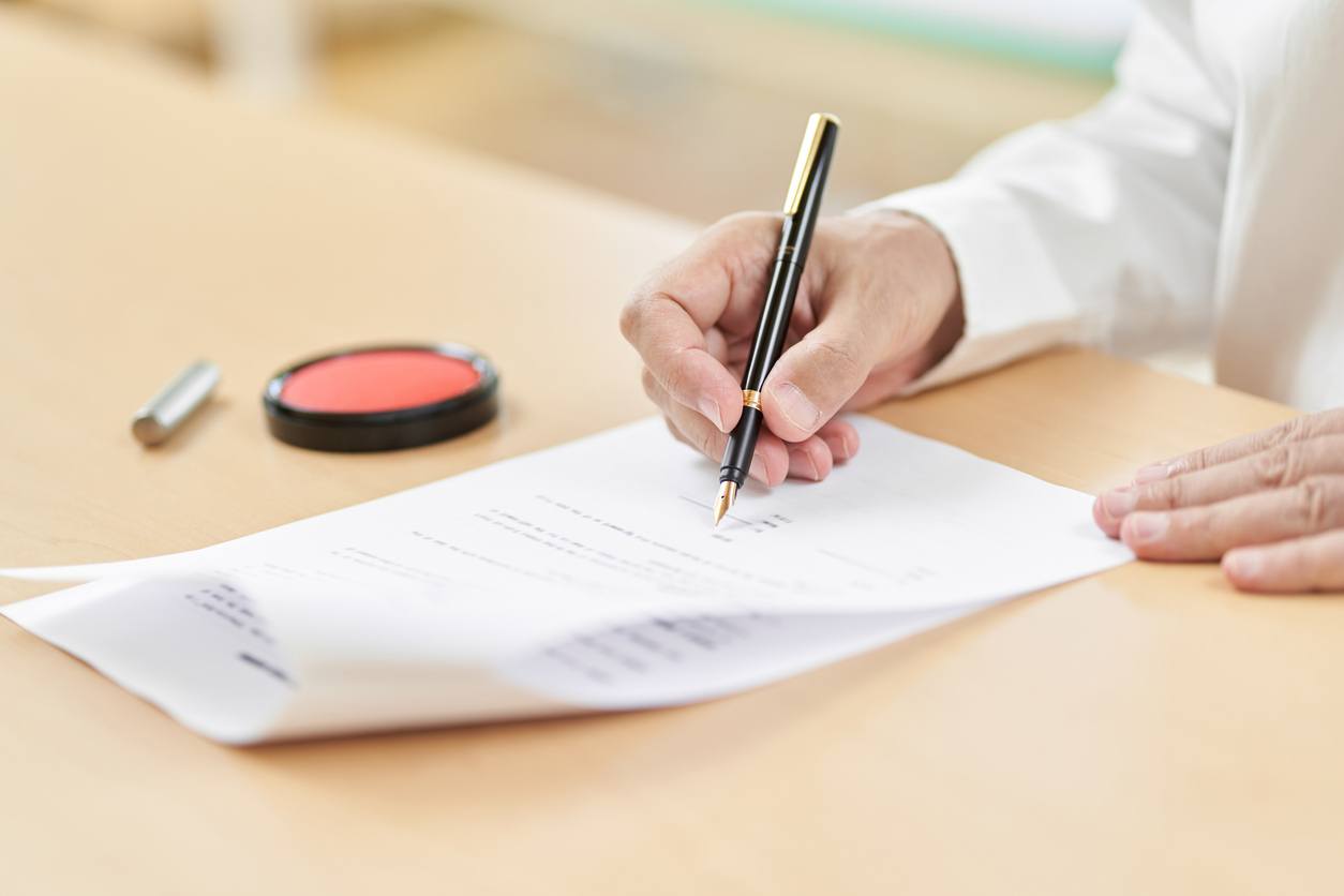 Persona firmando una sucesión 