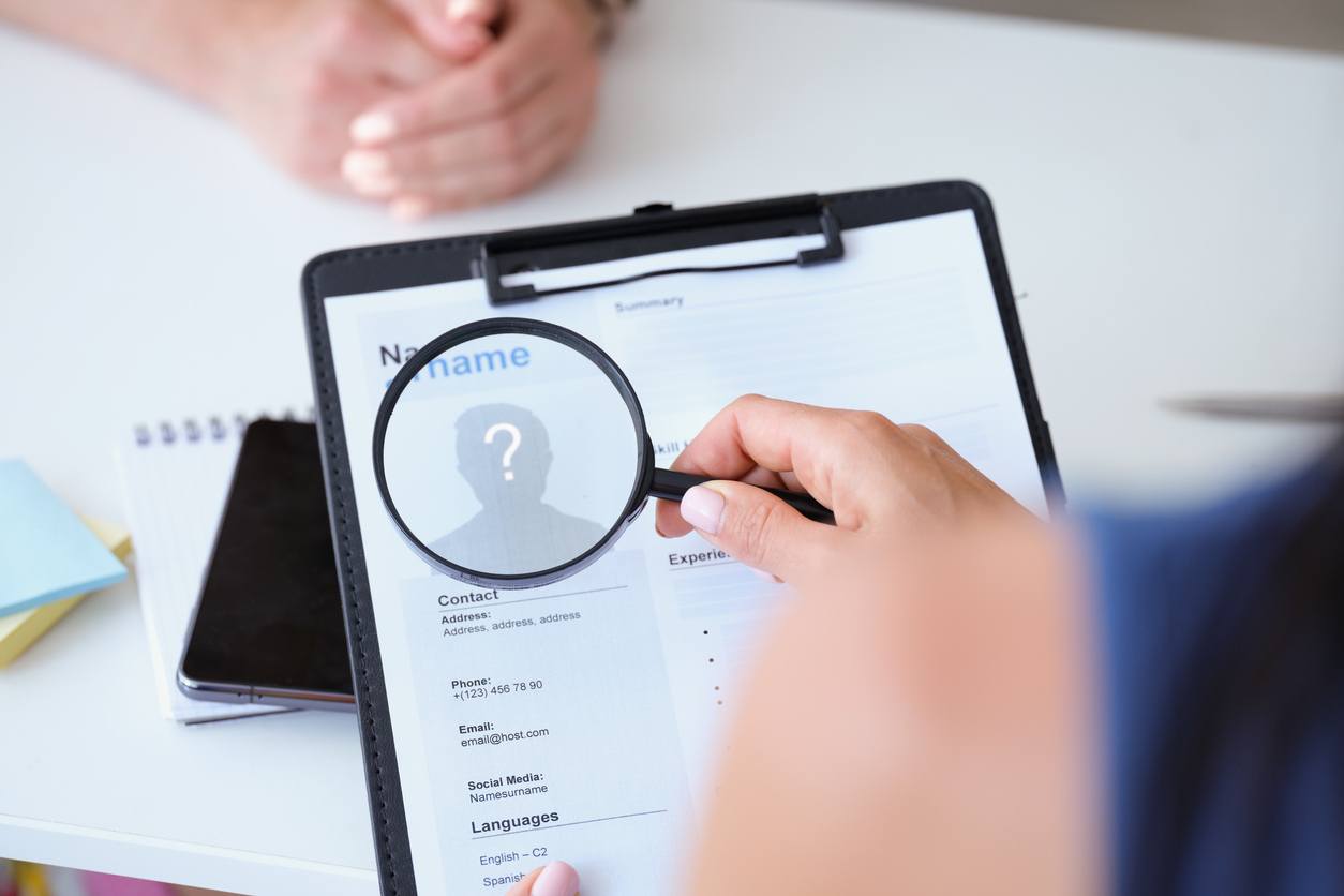 Persona revisando con lupa un documento inmobiliario