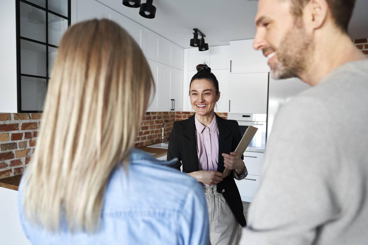 Buyer Agent mostrando una casa
