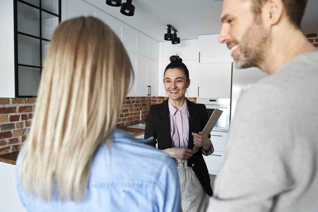 Buyer agent mostrando una casa